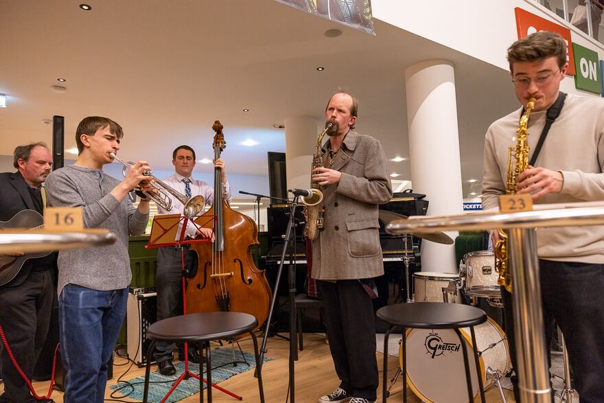 Jazz band playing instruments in Benugo